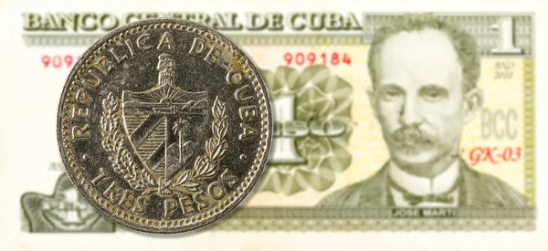 キューバ ペソ紙幣の表側に ペソ硬貨 — ストック写真