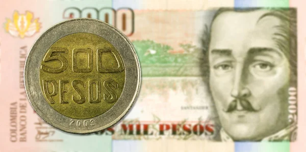 500 Песо Монеты Против 2000 Колумбийских Песо Банкноты Аверс — стоковое фото