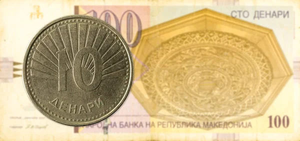 Македонських Монет Проти Банкноти 100 Македонських Динарів — стокове фото
