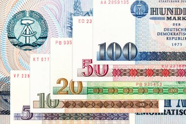 Doğu Alman markı banka notları yığını