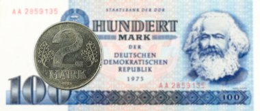 2 sikke tarihi 100 Doğu Alman markı banknot karşı işaretlemek