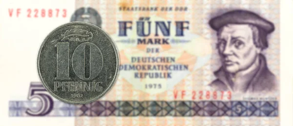 Moneda Pfennig Contra Histórico Billete Banco Marcos Del Este Alemania —  Fotos de Stock