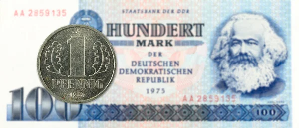 Пфенниговая Монета Против Исторической Банкноты 100 Восточных Немцев — стоковое фото