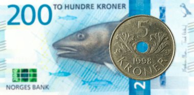 Yeni 200 Norveç Kronu banknot yüz karşı 5 Norveç sikke