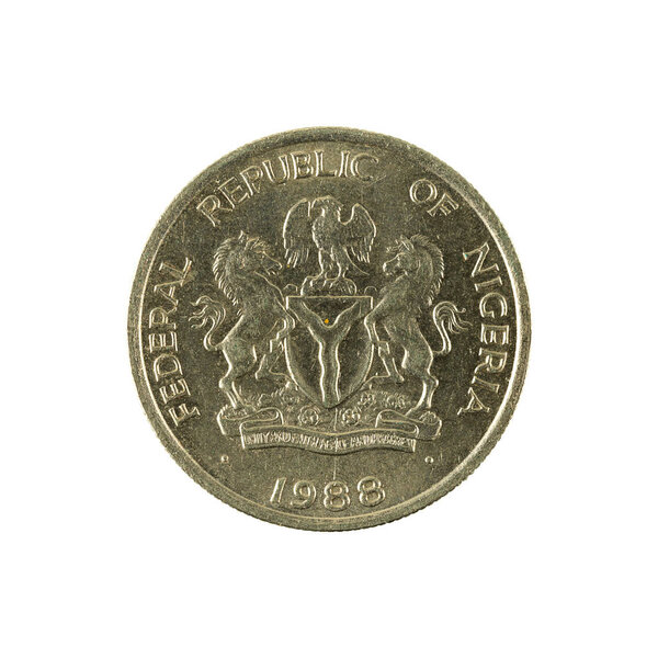 5 нигерийских монет кобо (1988) на белом фоне
