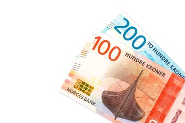 Yeni 100 ve 200 Norveç Kronu banknot ön yüzde