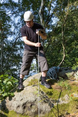 kask ile tırmanma tırmanma Sakson İsviçre (Lilienstein Dağı), Koenigstein, Almanya için hazırlanıyor