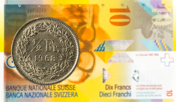 05瑞士法郎硬币反对10瑞士法郎钞票 — 图库照片