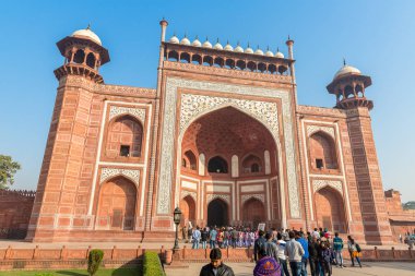 Agra, Uttar Pradesh, Hindistan - 12.10.2017; Büyük Gate, Taj Mahal için ana giriş