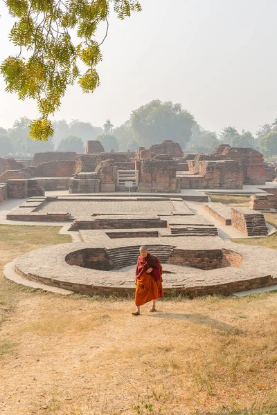 Sarnath, Varanasi, Uttar Pradesh, Hindistan - 12.16.2017; Budist rahip Tapınağı karşı