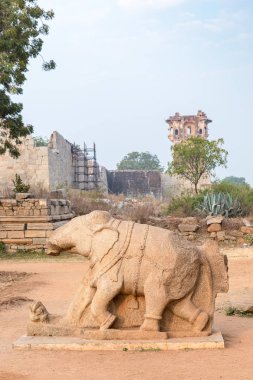 heykel bir filin yanındaki fil ahırları, Hampi, Karnataka, Hindistan