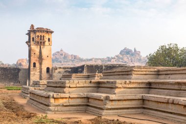 Gözetleme Kulesi ve kalıntıları bir saray, Hampi, Karnataka, Hindistan
