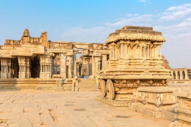 Garuda taş savaş arabası ve Vitthala Tapınağı gopuram, Hampi, Karnataka, Hindistan