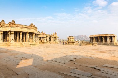 Garuda taş savaş arabası ve Vitthala Tapınağı gopuram, Hampi, Karnataka, Hindistan