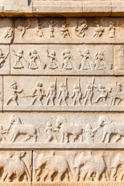 Hazara Rama tapınağın dış duvarları Hindu Festival alayı, Hampi, Karnataka, Hindistan göster