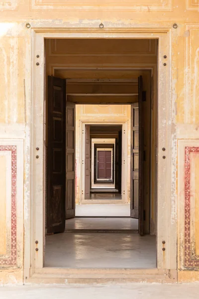 koridorlar ve bileşik Nahargarh Fort, Jaipur, Rajasthan, Hindistan
