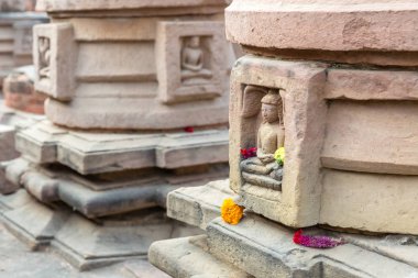 Votiv stupa Sarnath, Varanasi, Uttar Pradesh, Hindistan Buda heykeli ile