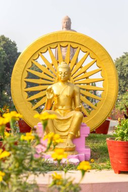 Sarnath, Varanasi, Uttar Pradesh, Hindistan Wat Tay Sarnath tapınakta yanındaki Buda heykeli