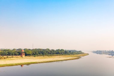 Yamuna Nehri yanındaki Taj Mahal, Agra, Uttar Pradesh, Hindistan