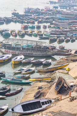 tekneler ghats Ganj Nehri, Varanasi, Uttar Pradesh, Hindistan,
