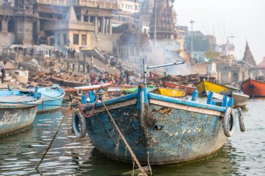 gemilerde Ganj Nehri, Varanasi, Uttar Pradesh, Hindistan
