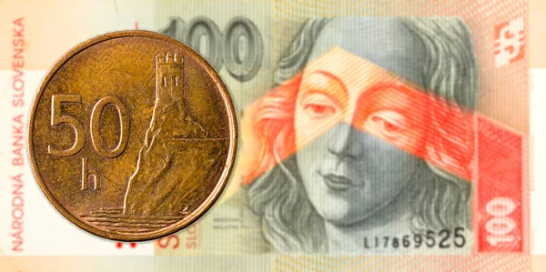 50斯洛伐克 Halier 硬币对100斯洛伐克克朗钞票正面 — 图库照片