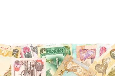 Beyaz arka plan üzerinde izole bazı Birleşik Arap Emirlikleri Dirhemi banka notları
