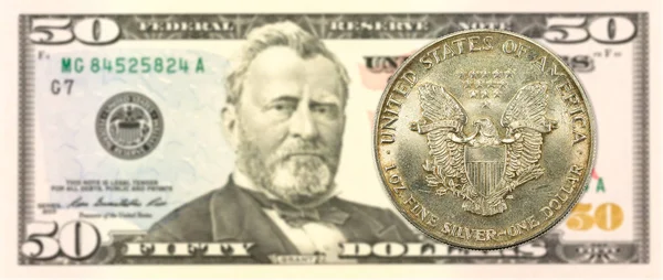 Vereinigte Staaten Silberdollar Münze Gegen Dollar Banknote Vorderseite — Stockfoto