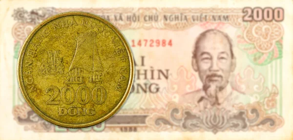 2000 ベトナム ドンの紙幣の表側に対して 2000 コイン — ストック写真