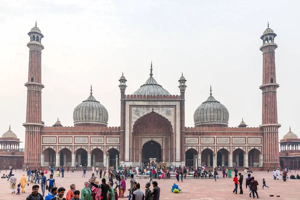 Yeni Delhi, Hindistan - 5.12.2017; Jama Mescidi önünde ziyaretçi