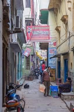 Varanasi, Uttar Pradesh, Hindistan - 12.15.2017; koşuşturma içinde Varanasi sokakları