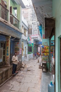 Varanasi, Uttar Pradesh, Hindistan - 12.15.2017; koşuşturma içinde Varanasi sokakları