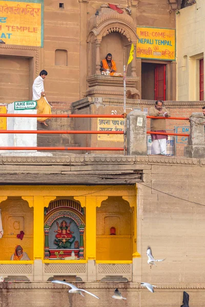 Варанаси Уттар Прадеш Индия 2017 Паломники Аскеты Молятся Реки Ганг — стоковое фото