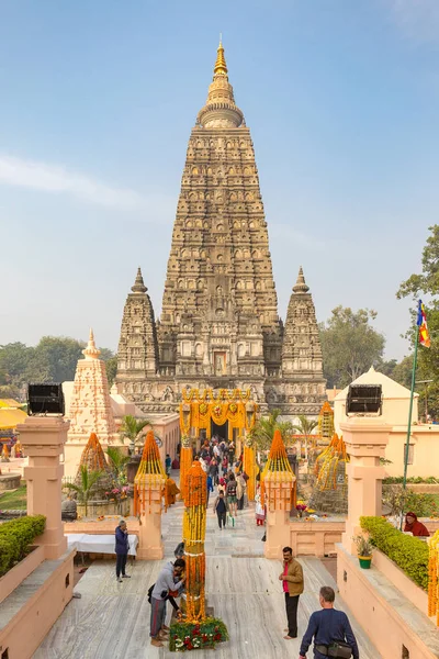 Bodhgaya, Bihar, Hindistan - 12.21.2017; Hacılar ve Mahabodhi tapınak tapınak ziyaretçilere