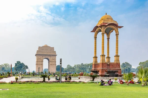 Yeni Delhi, Hindistan - 6.12.2017; işçilerin önünde, Hindistan kapı ve gölgelik bir mola