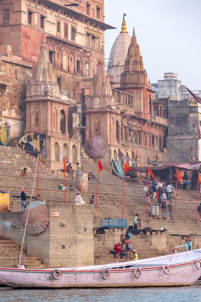 Varanasi, Uttar Pradesh, Hindistan - 12.17.2017; Tapınak ve saray ghats, Ganj Nehri üzerinde