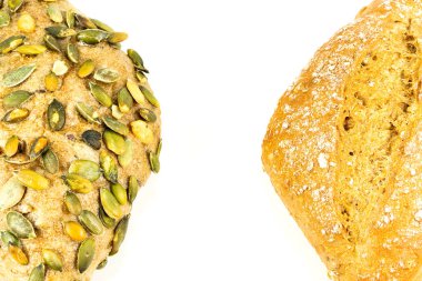 tahıl ve un ile iki lezzetli Alman ekmek rulo üstte, iki Alman ekmeği