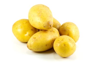 Beyaz arka plan üzerinde izole ham patates