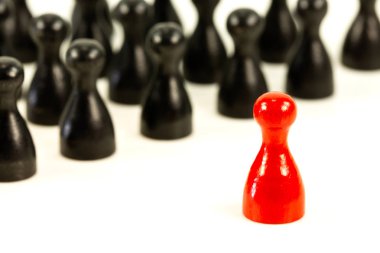 çoğunluk oranları ve grup constelation gösteren siyah halma koniler karşı tek kırmızı halma koni