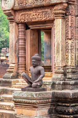 bir tapınak Banteay Srei Tapınağı, Siem Reap, Kamboçya, Asya girişinde koruyan koruyucu heykel