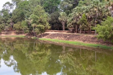 baray ve banka sabitleme yanındaki Bakong Tapınağı, Siem Reap, Kamboçya, Asya