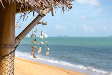 rüzgar ahenge, ahşap kulübe Mae Nam Beach Koh Samui Adası, Tayland, Asya