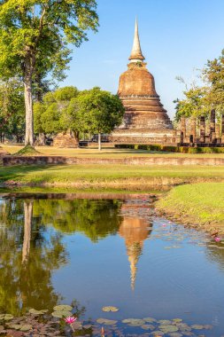 gölet karşı stupa tarihsel Sukhothai Park, Tayland, Asya