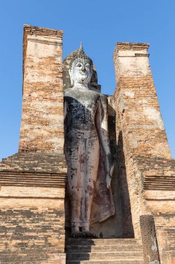 büyük ayakta Buda heykel Wat Mahathat tarihsel Sukhothai Park, Tayland, Asya