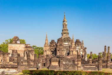 stupas ve bombalamak towers de Wat Mahathat tarihsel Sukhothai Park, Tayland, Asya