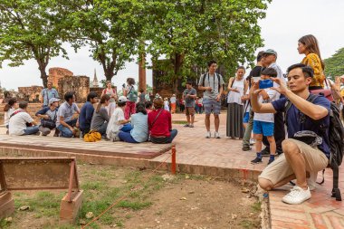Wat Phra Mahatat, Ayutthaya, Tayland - 12.24.2018; turist takeing resim Wat Phra Mahatat adlı bir Hint inciri ağacı gömülü Buda baş