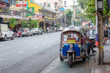 Bangkok, Tayland - 12.30.2018; Tuk-Tuk Bangkok sokaklarında istemcileri için bekliyor