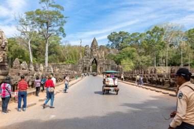 Angkor Thom, Siem Reap, Kamboçya - 01.03.2018; Angkor Thom South Gate turistler