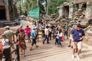 Ta Prohm Tapınak, Siem, Kamboçya - 01.04.2018 biçmek; turistler Ta Prohm tapınağı ziyaret