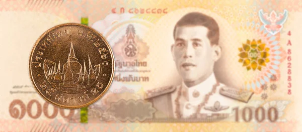 Тайских Сатангов Против 1000 Новых Банкнот Тай Бат — стоковое фото